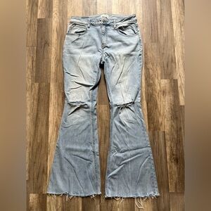 Shyanne Woman’s Light Wash Distressed Western Style Bootcut Jeans Size 32